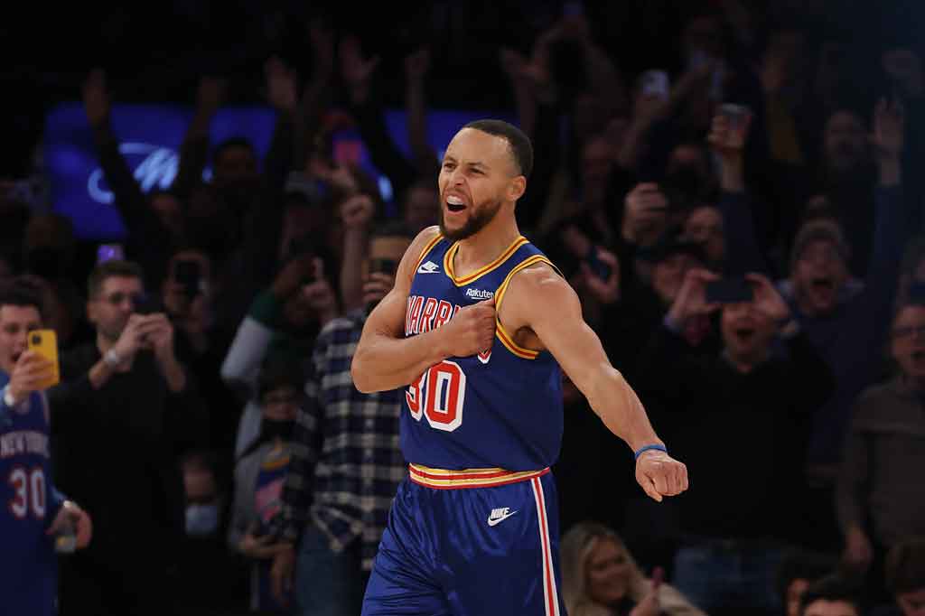 Curry berteriak keras saat rekan satu tim merayakan keberhasilannya tersebut.