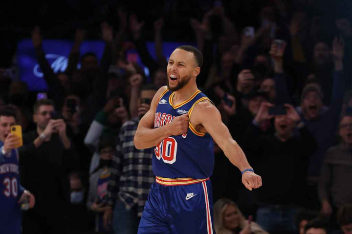 Curry berteriak keras saat rekan satu tim merayakan keberhasilannya tersebut.