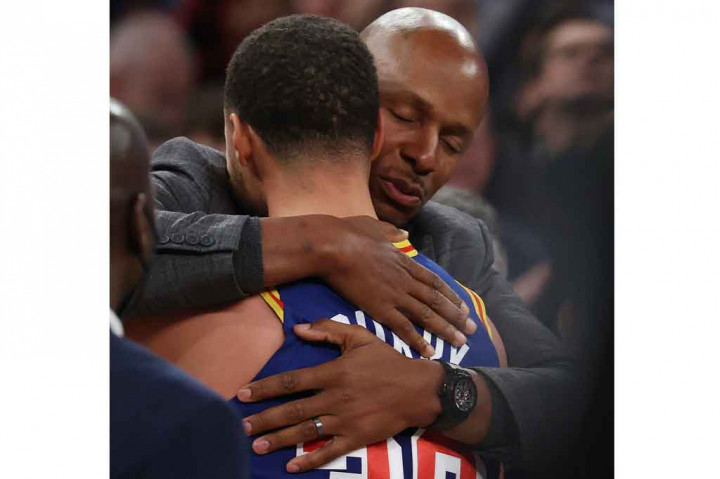 Dia kemudian berpelukan penuh emosional dengan pelatih Steve Kerr, kemudian dengan ayahnya, mantan pemain NBA Dell Curry, dan juga legenda NBA Allen.