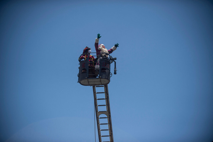 Paul Heinz Suarez Gamarra, yang dikenal sebagai Sinterklas Peru, membagikan hadiah kepada anak-anak penderita Covid-19 di sebuah rumah sakit di Lima, Peru, pada 14 Desember 2021.