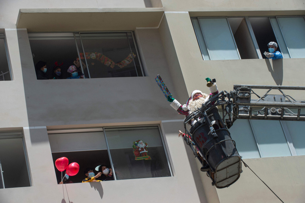 Aksi bagi-bagi kado Natal ini dilakukan Sinterklas Peru untuk memberikan keceriaan kepada anak-anak yang berjuang melawan Covid-19.