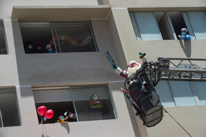 Aksi bagi-bagi kado Natal ini dilakukan Sinterklas Peru untuk memberikan keceriaan kepada anak-anak yang berjuang melawan Covid-19.