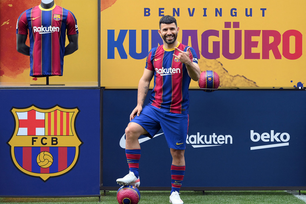 Sergio Aguero resmi mengumumkan kabar pensiunya ia sebagai pesepakbola profesional pada hari ini, Rabu, 15 Desember 2021, malam WIB. Ia mengaku keputusan itu sulit dibuat karena dirinya sebenarnya masih ingin bermain.