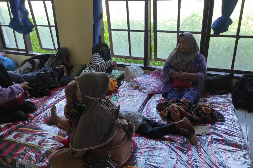 Sejumlah pengungsi bencana gempa bumi di Kabupaten Sikka, Provinsi Nusa Tenggara Timur, berangsur pulang ke rumah dari lokasi pengungsian karena sudah merasa aman.