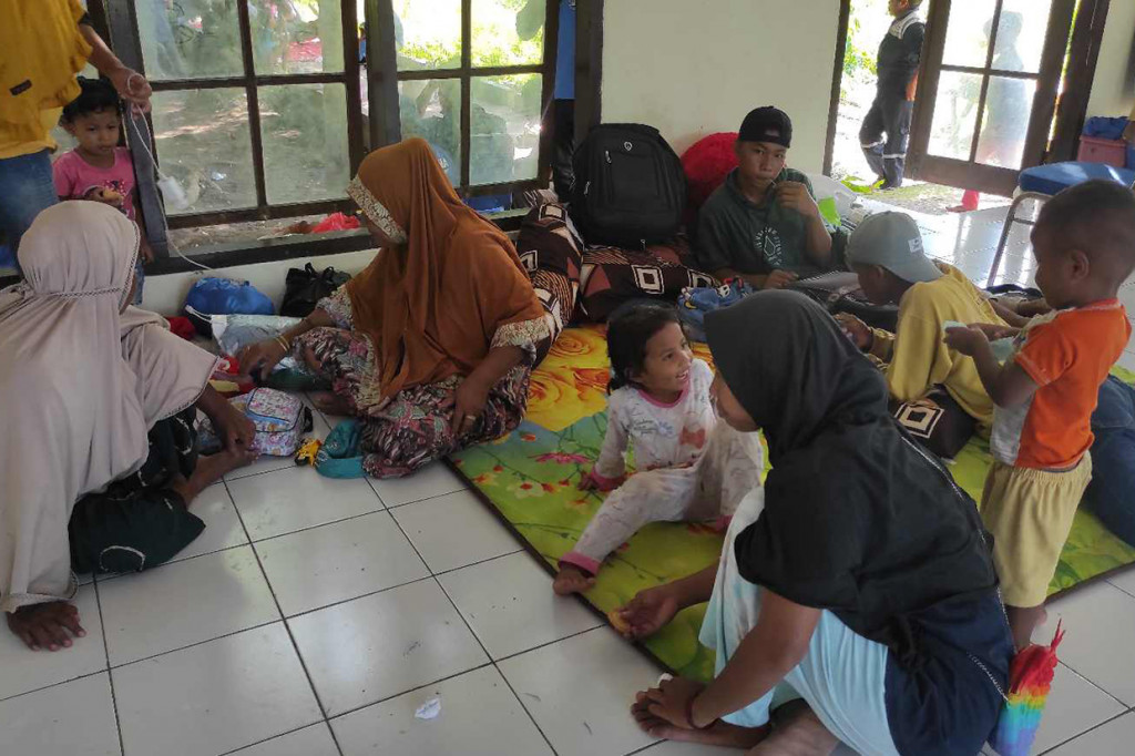 Namun sekitar 30 kepala keluarga (KK) dari kampung Wuring yang tinggal di pesisir pantai Utara Laut Flores memilih bertahan di tempat pengungsian yang disediakan oleh pemerintah, tepatnya di Rumah Jabatan Bupati Sikka pasca ada himbauan dari BMKG untuk mereka kembali kerumah masing-masing akibat pencabutan potensi Stunami oleh BMKG.