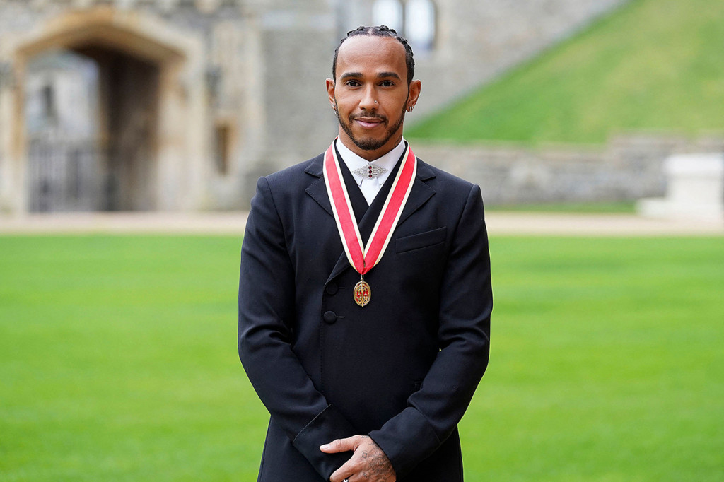 Lewis Hamilton resmi dianugerahi gelar Sir oleh Kerajaan Inggris. Penghargaan ini diberikan atas sumbangsih pebalap 36 tahun itu kepada dunia motorsport.