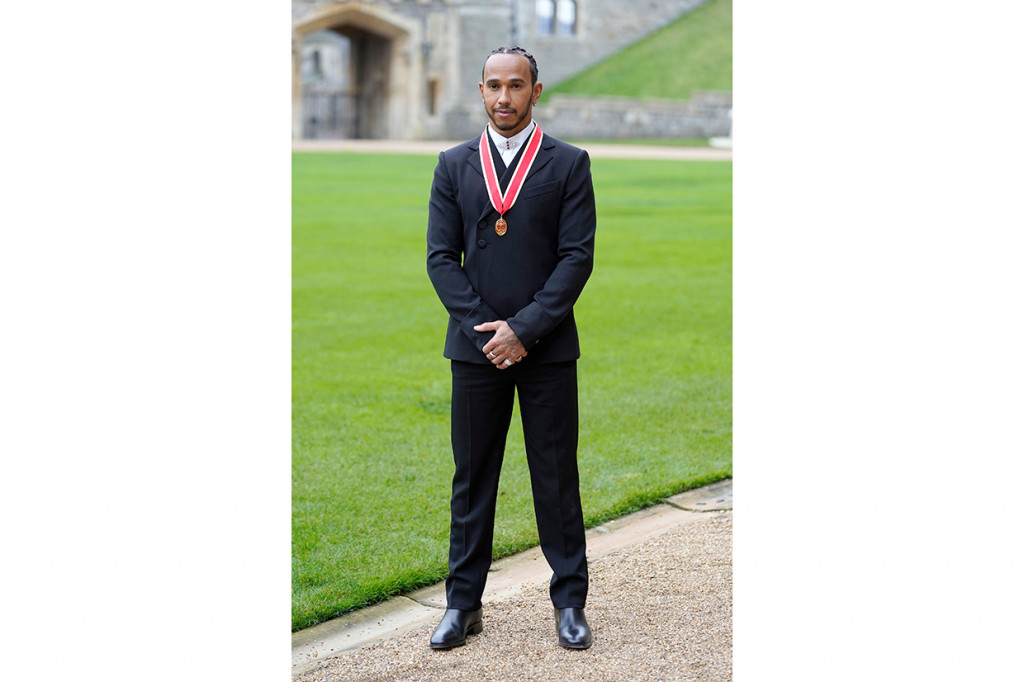 Hamilton masuk dalam daftar kehormatan Tahun Baru Ratu Elizabeth II tahun lalu. Namanya masuk dalam daftar itu sebagai penghargaan usai sukses menyamai rekor koleksi gelar dunia Michael Schumacher pada musim 2020. Sebelumnya, Hamilton sudah mendapatkan gelar MBE (Member of British Empire).