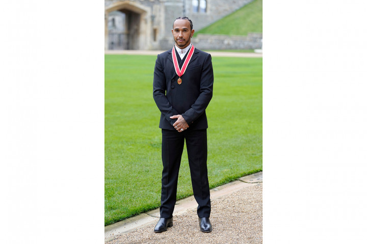 Hamilton masuk dalam daftar kehormatan Tahun Baru Ratu Elizabeth II tahun lalu. Namanya masuk dalam daftar itu sebagai penghargaan usai sukses menyamai rekor koleksi gelar dunia Michael Schumacher pada musim 2020. Sebelumnya, Hamilton sudah mendapatkan gelar MBE (Member of British Empire).