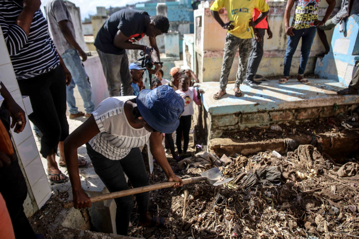 Petugas penyelamat dilaporkan menemukan 61 jenazah di lokasi kecelakaan yang terjadi pada Senin malam waktu setempat. Sementara itu, Direktur Rumah Sakit Universitas Justinien, Jean Gracia Coq mengatakan, 14 orang lainnya meninggal dalam perawatan.