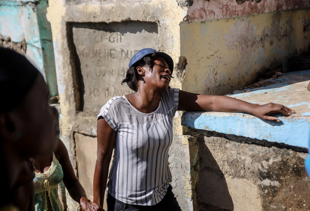 Seorang wanita berduka atas keluarganya yang meninggal dalam ledakan truk tanki BBM di di Cap-Haitien, Haiti.