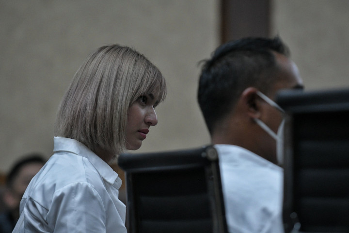 Dalam sidang tersebut, Nia mengaku menyesal menggunakan sabu. Dia berjanji tak menggunakan barang haram itu lagi.