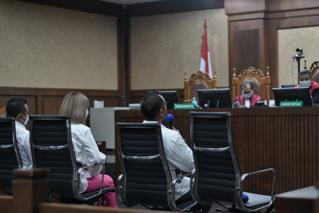 Terdakwa kasus penyalahgunaan narkoba Nia Ramadhani (tengah) bersama suaminya Ardie Bakrie (kanan) dan sopir pribadi Zen Vivanto (kiri) saat menjalani sidang kasus narkoba di Pengadilan Negeri Jakarta Pusat, Jakarta, Kamis, 16 Desember 2021. Sidang tersebut beragendakan pemeriksaan terdakwa terkait kasus penyalahgunaan narkoba yang menimpa publik figur. 
