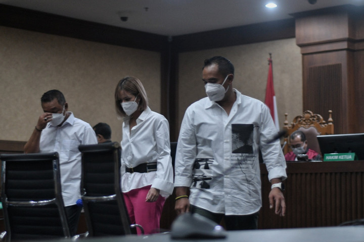 Suami Nia, Anindra Ardiansyah Bakrie alias Ardi Bakrie, serta sopirnya Zen Vivanto yang sama-sama menggunakan narkotika juga mengungkapkan hal yang sama. Keduanya menyesal dan berjanji tak mengulangi lagi penggunaan narkotika tersebut.