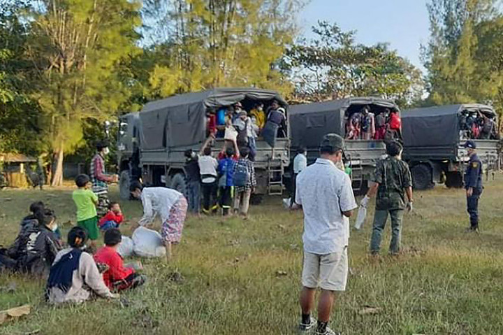 Foto yang dirilis pada 16 Desember 2021 oleh Metta Charity menunjukkan warga Myanmar yang melarikan diri dari gelombang kekerasan turun dari truk militer Thailand sebelum diproses di Mae Tao Phae di distrik Mae Sot dekat perbatasan.