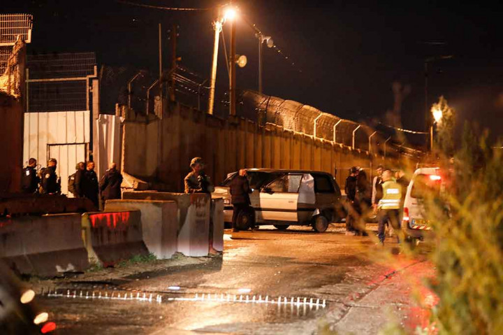 Letnan Kolonel Angkatan Darat Israel Amnon Shefler mengatakan serangan itu terjadi sekiutar pukul 19:00 ketika teroris menembak mahasiswa yeshiva dari pinggir jalan. Dia menyalahkan warga Palestina terkait penembakan tersebut.