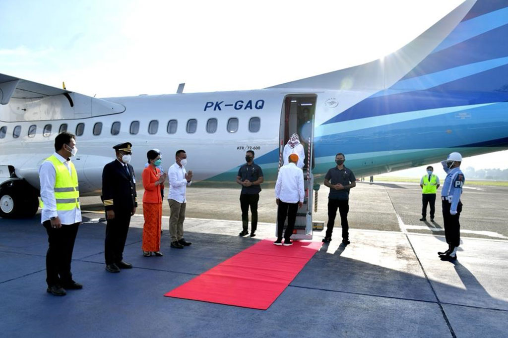 Turut mendampingi Presiden dan Ny Iriana dalam penerbangan menuju Provinsi Jawa Tengah yaitu Menteri Sekretaris Negara Pratikno, Kepala Sekretariat Presiden Heru Budi Hartono, Sekretaris Militer Presiden Marsda TNI M. Tonny Harjono, Komandan Paspampres Mayjen TNI Tri Budi Utomo, dan Deputi Bidang Protokol, Pers, dan Media Sekretariat Presiden Bey Machmudin.