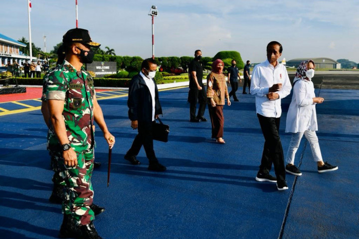 Setibanya di Bandara Ngloram, Kabupaten Blora, Provinsi Jawa Tengah, Presiden akan meninjau sejumlah fasilitas bandara dan meresmikan bandara tersebut. Setelahnya, Presiden akan menuju Pasar Mulyorejo untuk menyerahkan bantuan tunai bagi pedagang kaki lima (PKL) dan warung.