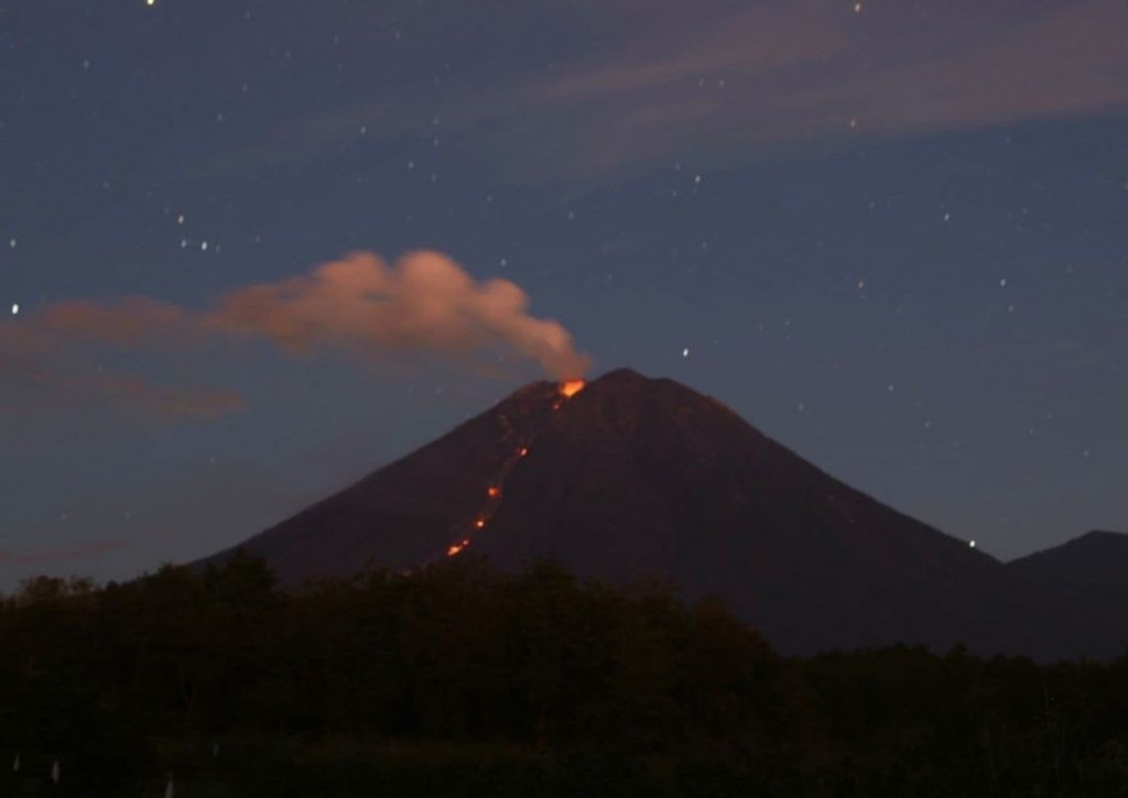 Terpantau Gunung Semeru masih mengeluarkan guguran awan panas dini hari tadi. Terkait hal tersebut, Gubernur Jawa Timur, Khofifah Indar Parawansa meminta warganya untuk tetap waspada.