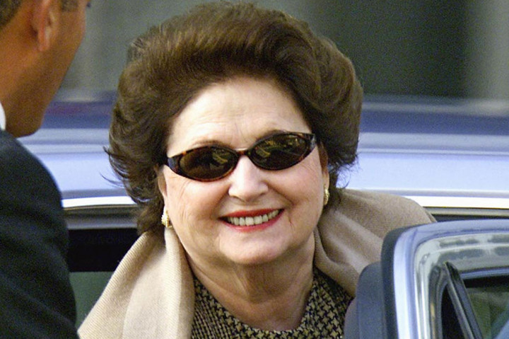 Lucia Hiriart, janda diktator Chili Augusto Pinochet, meninggal dunia pada Kamis, 16 Desember 2021 waktu setempat. Hiriart meninggal di usia 98 tahun.