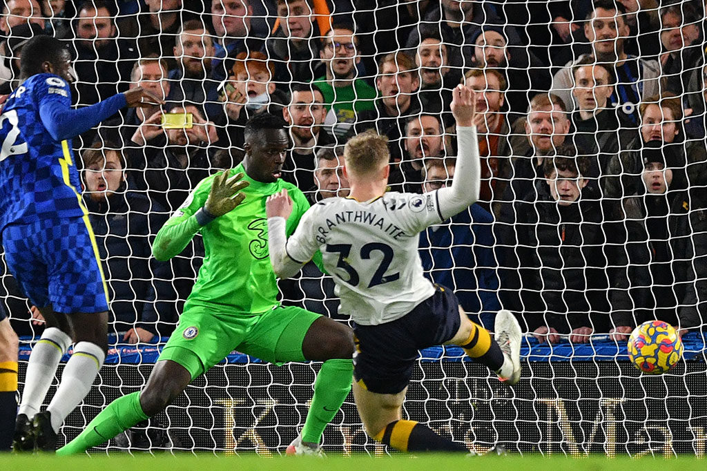 Sayangnya, keunggulan Chelsea tak bertahan lama. Sebab empat menit kemudian The Toffess berhasil menyamakan kedudukan lewat Jarrad Brandwhite menyambar bola tendangan bebas Anthony Gordon.
