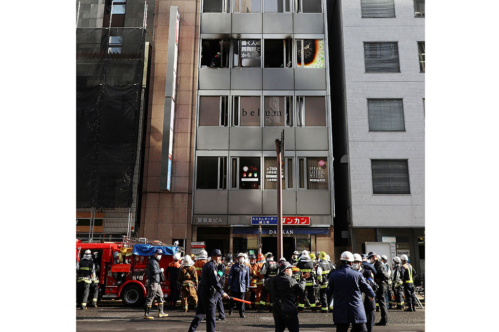 Bagian dalam yang hangus di lantai empat gedung perkantoran sempit itu terlihat melalui jendela-jendela yang pecah dan menghitam. Hingga siang hari, 70 mobil pemadam kebakaran berada di lokasi.
