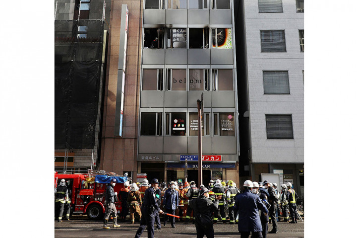 Bagian dalam yang hangus di lantai empat gedung perkantoran sempit itu terlihat melalui jendela-jendela yang pecah dan menghitam. Hingga siang hari, 70 mobil pemadam kebakaran berada di lokasi.