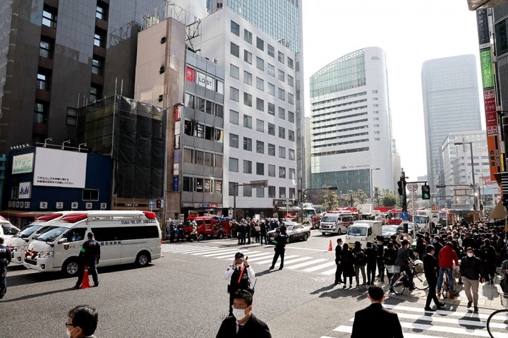 Seorang pejabat pemadam kebakaran Osaka mengatakan kepada AFP bahwa tidak ada tanda-tanda kehidupan yang dapat dideteksi pada 27 dari 28 orang yang terluka dalam kebakaran itu, dengan para korban dibawa ke rumah sakit.