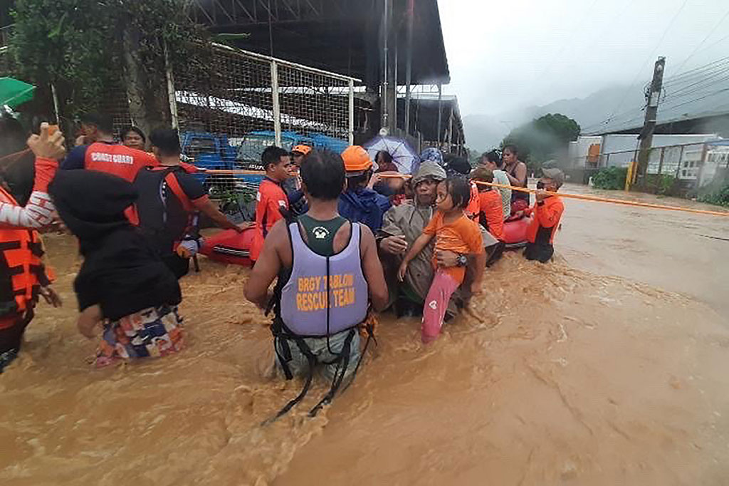 Topan dahsyat melanda Filipina,menumbangkan pohon dan tiang listrik serta membanjiri desa-desa saat meluncur melintasi kepulauan itu Jumat, 17 Desember 2021. Topan juga mengakibatkan sedikitnya satu orang meninggal dunia.