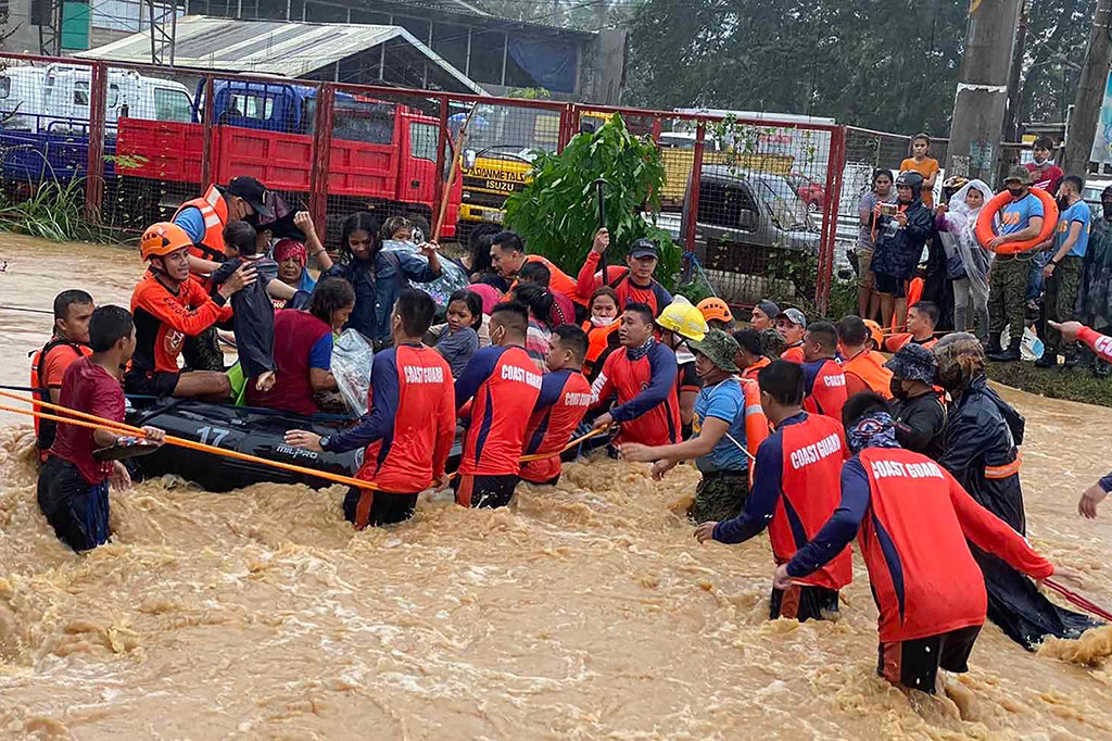 Lebih dari 300.000 orang meninggalkan rumah dan resor tepi pantai mereka saat Topan Rai menghantam wilayah selatan dan tengah negara itu, memutus komunikasi di beberapa daerah dan merobek atap bangunan.