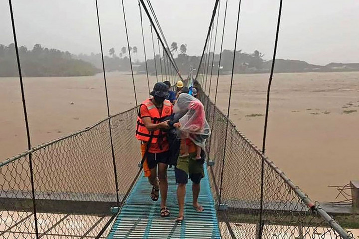 Topan Rai menghantam Pulau Siargao pada Kamis, 16 Desember 2021 dengan kecepatan angin maksimum 195 kilometer per jam (120 mil).