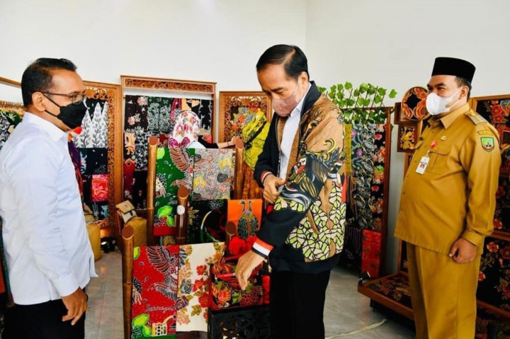 Presiden langsung memakai jaket batik custom bermotif garuda tersebut.