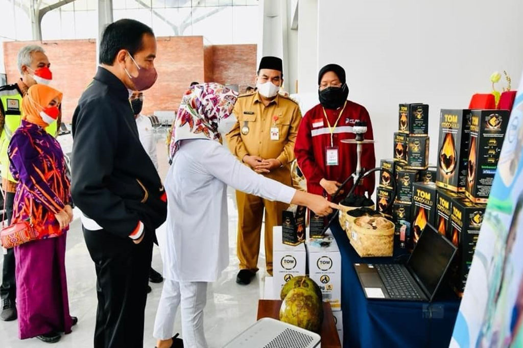 Presiden Joko Widodo dan Ibu Negara Iriana Joko Widodo sempat mengunjungi beberapa gerai usaha kecil menengah (UKM) setibanya di Bandar Udara Ngloram, Kabupaten Blora, Jawa Tengah, Jumat, 17 Desember 2021.