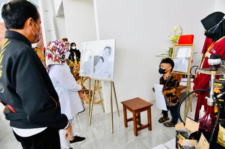 Setelah meninjau gerai batik, Presiden dan Ibu Negara kemudian meninjau gerai yang memamerkan pelukis yang menggambar Presiden Jokowi, Ibu Negara, dan cucu-cucunya.