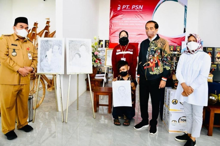 Presiden pun langsung membeli dua lukisan yang dipajang di gerai tersebut.
