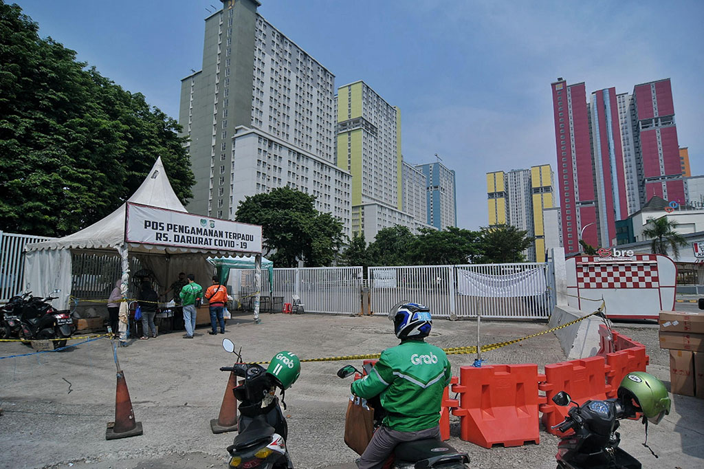RSDC Wisma Atlet Kemayoran merupakan rumah sakit khusus untuk merawat pasien covid-19 sejak pandemi melanda Indonesia pada pertengahan Maret 2020. Dalam beberapa pekan terakhir, beberapa tower rumah sakit ini difungsikan sebagai tempat karantina pelaku perjalanan internasional, melengkapi Wisma Atlet Pademangan.