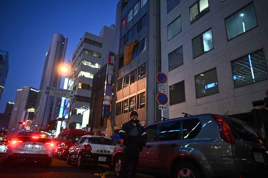 Sedikitnya 24 orang meninggal setelah kobaran api memusnahkan klinik kesehatan mental di sebuah gedung komersial di kota Osaka, Jepang pada Jumat, 17 Desember 2021. Polisi dilaporkan mempertimbangkan kemungkinan kasus pembakaran.