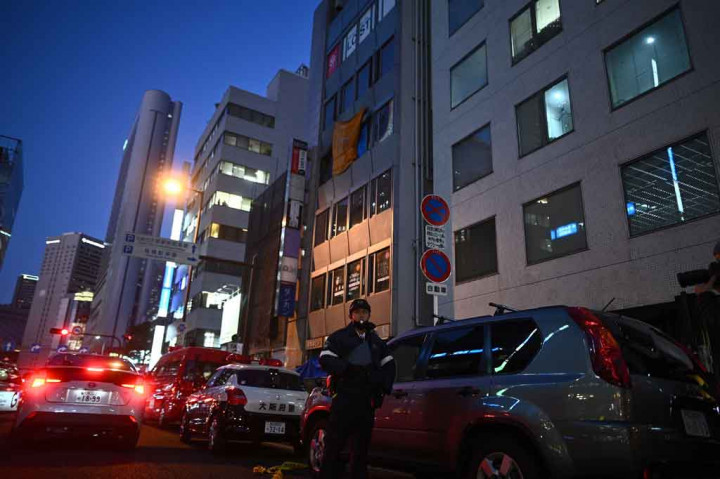 Sedikitnya 24 orang meninggal setelah kobaran api memusnahkan klinik kesehatan mental di sebuah gedung komersial di kota Osaka, Jepang pada Jumat, 17 Desember 2021. Polisi dilaporkan mempertimbangkan kemungkinan kasus pembakaran.