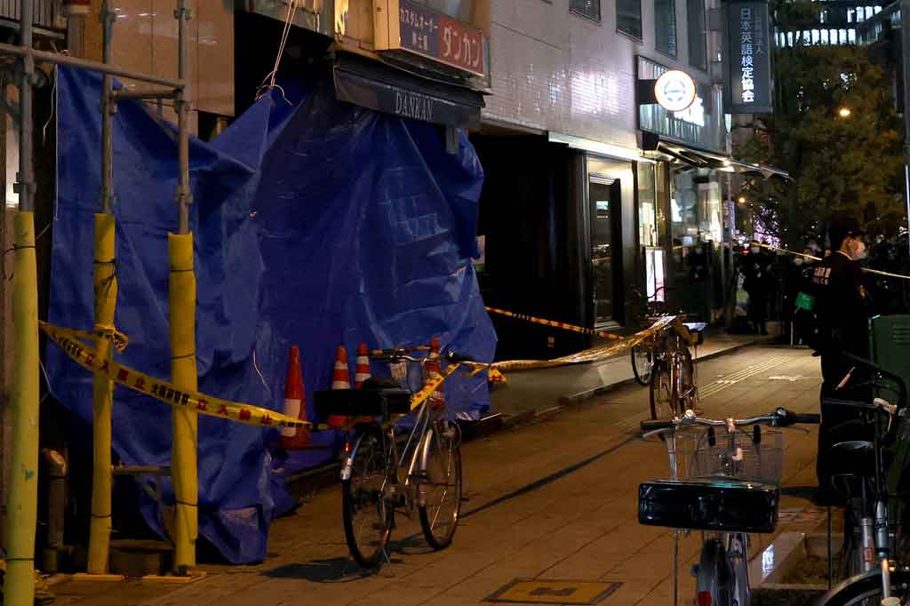 Kebakaran terjadi pada pagi hari dan berkobar selama setengah jam di lantai empat klinik, yang juga menyediakan perawatan medis umum. Bagian dalam klinik yang hangus terlihat melalui bingkai jendela yang terbakar saat petugas pemadam kebakaran memasang terpal untuk menghalangi pemandangan dari luar.