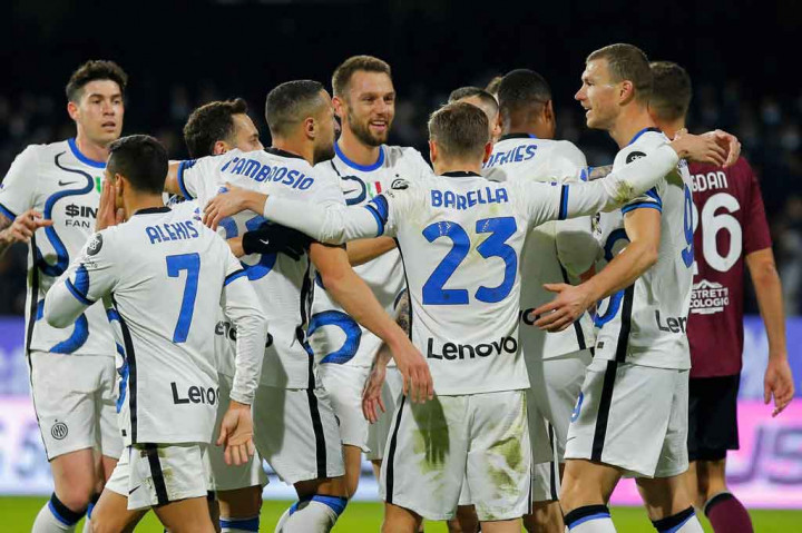 Denzel Dumfries kemudian menggandakan kedudukan pada menit ke-33. Gol berawal dari umpan Edin Dzeko yang langsung disambar Dumfries. Bola sempat membentur mistar sebelum masuk ke gawang tuan rumah. Skor 2-0 bertahan hingga jeda.
