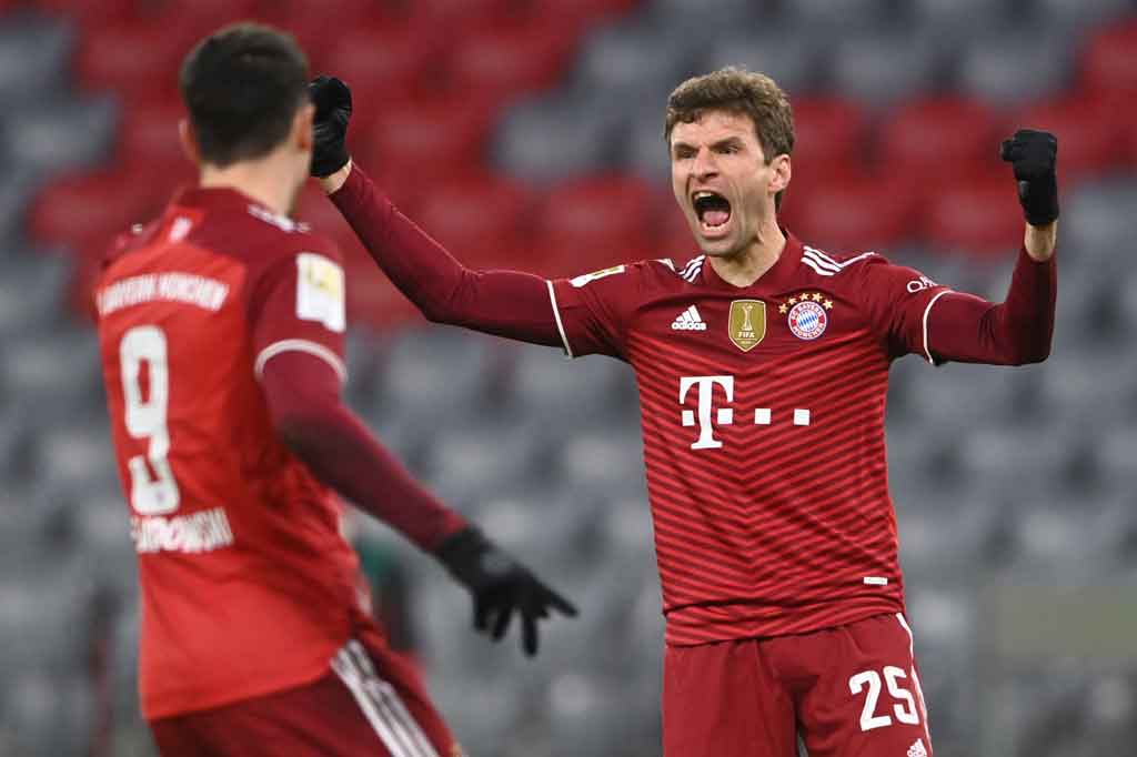 Thomas membuka keunggulan Die Roten memanfaatkan bola pantul tendangan Serge Gnabry yang ditepis kiper Koen Castells pada menit ketujuh. Ini merupakan penampilan ke-400 pemain berusia 32 tahun tersebut di Bundesliga sekaligus gol ke-222 nya di liga. 