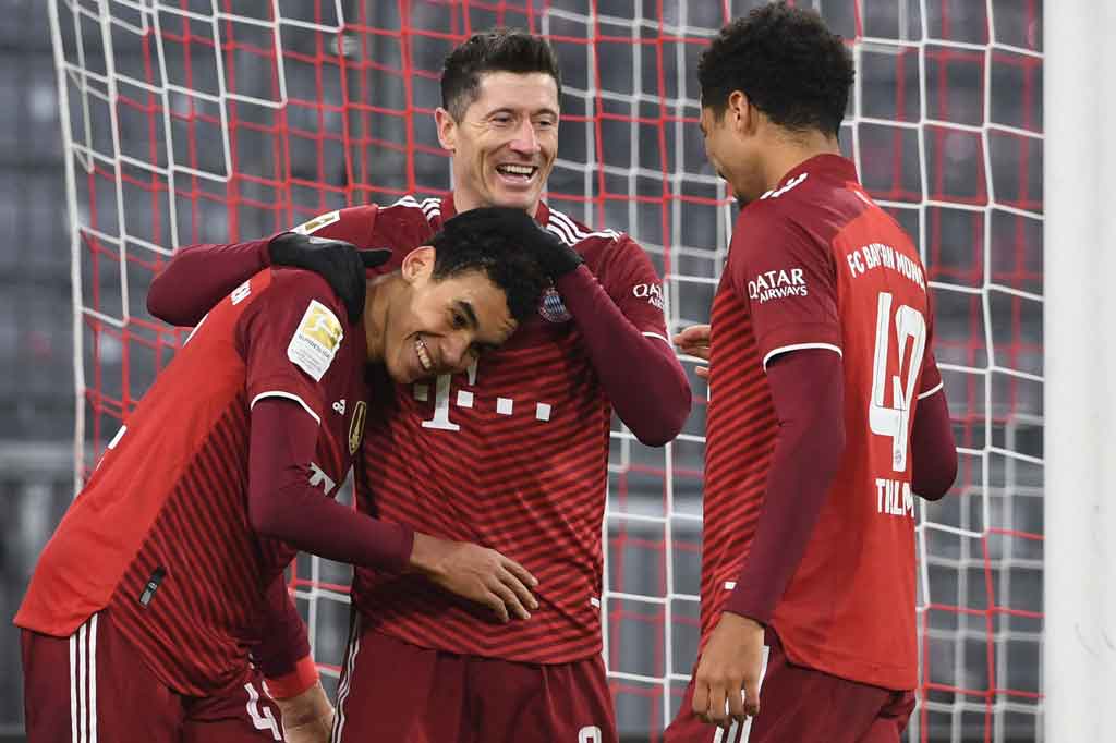 Robert Lewandowski kemudian menggenapkan kemenangan timnya menjadi 4-0 pada menit ke-87. Lewandowski memecahkan rekor gol liga terbanyak dalam satu tahun kalender dengan gol ke-43 selama 2021, melampaui rekor 42 gol yang dibuat Gerd Mueller pada 1972. 