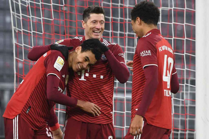 Robert Lewandowski kemudian menggenapkan kemenangan timnya menjadi 4-0 pada menit ke-87. Lewandowski memecahkan rekor gol liga terbanyak dalam satu tahun kalender dengan gol ke-43 selama 2021, melampaui rekor 42 gol yang dibuat Gerd Mueller pada 1972. 