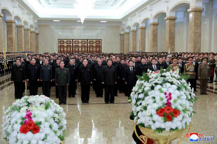 Pemimpin Korea Utara Kim Jong Un pada Jumat, 17 Desember 2021 waktu setempat memperingati 10 tahun kematian Kim Jong Il, dengan menghadiri upacara bersama pejabat tinggi di sebuah istana tempat persemayaman sang ayah.