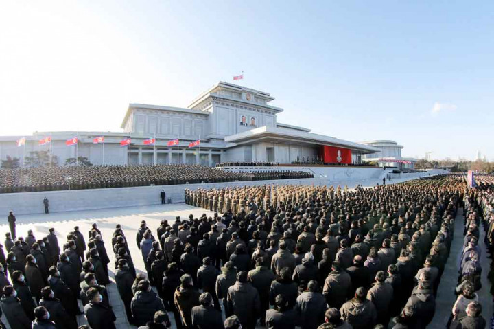 Warga di seluruh negeri juga menggelar peringatan serupa.