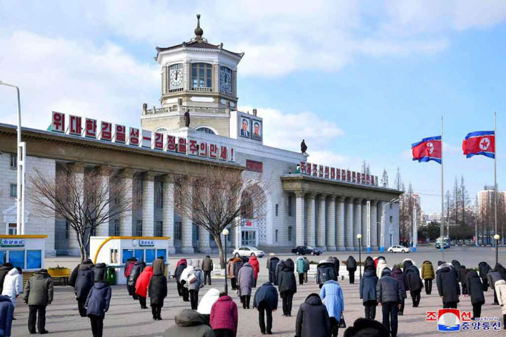 Surat kabar--yang semuanya dikendalikan ketat oleh pemerintah Korut--menerbitkan artikel yang menyanjung Kim Jong Il. 