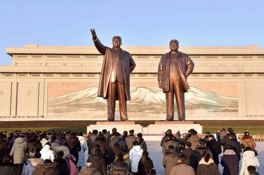 Namun, sepuluh tahun masa pemerintahannya, Kim Jong Un menghadapi sejumlah masalah ekonomi yang disebabkan oleh sanksi internasional atas program rudal dan senjata nuklir Korut, bencana alam, serta penguncian perbatasan covid-19 yang berpengaruh negatif terhadap perdagangan.