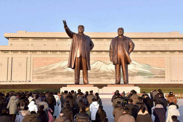 Namun, sepuluh tahun masa pemerintahannya, Kim Jong Un menghadapi sejumlah masalah ekonomi yang disebabkan oleh sanksi internasional atas program rudal dan senjata nuklir Korut, bencana alam, serta penguncian perbatasan covid-19 yang berpengaruh negatif terhadap perdagangan.