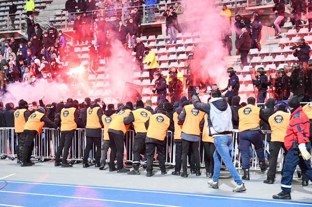Setelah 45 menit, announcer stadion masuk lapangan untuk meminta penonton meninggalkan arena.