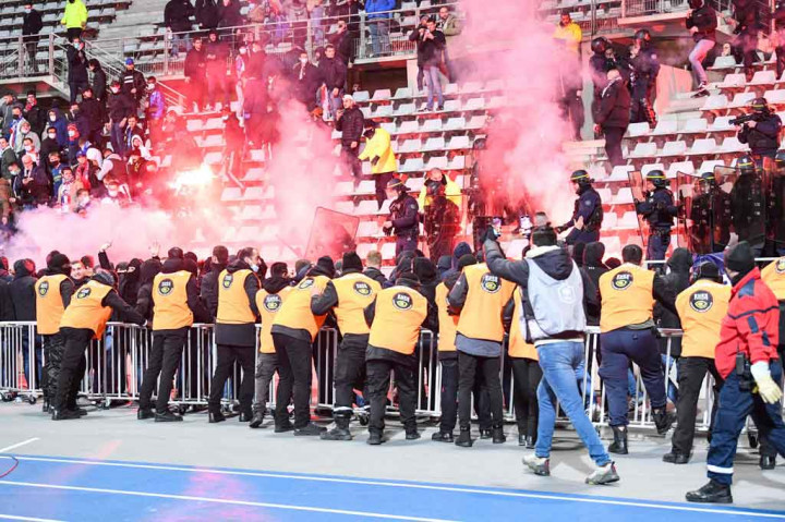Setelah 45 menit, announcer stadion masuk lapangan untuk meminta penonton meninggalkan arena.