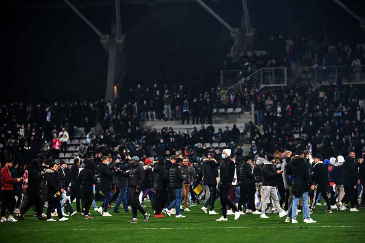 Lyon kehilangan satu poin dalam pertandingan Ligue 1 setelah pertandingan kandang melawan Olympique de Marseille dibatalkan bulan lalu akibat pemain Marseille Dimitri Payet terkena botol yang dilemparkan dari tribun penonton.